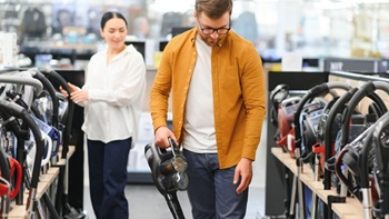 coppia prova scopa elettrica