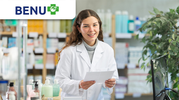 BENU Farma farmacia online farmacista con foglio in mano consiglia 