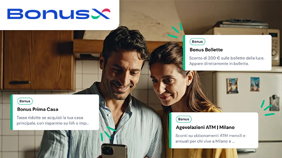 Utenti consultano lo smartphone in cucina con offerte BonusX su bollette luce, prima casa e agevolazioni ATM Milano per risparmiare sui servizi quotidiani.