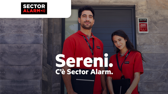 Tecnici Sector Alarm davanti a un'abitazione con sistema di sicurezza installato e logo del brand ben visibile all'ingresso