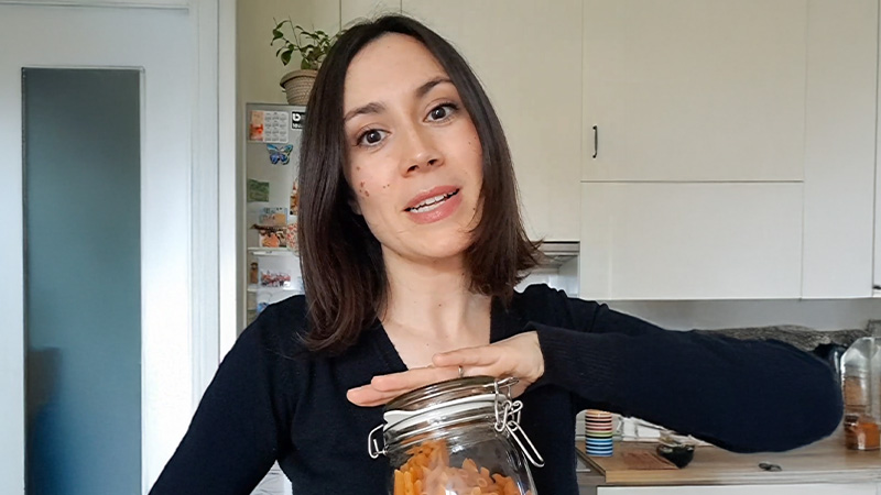 persona con vaso di vetro con pasta