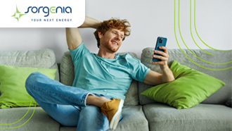 ragazzo sul divano che guarda smartphone