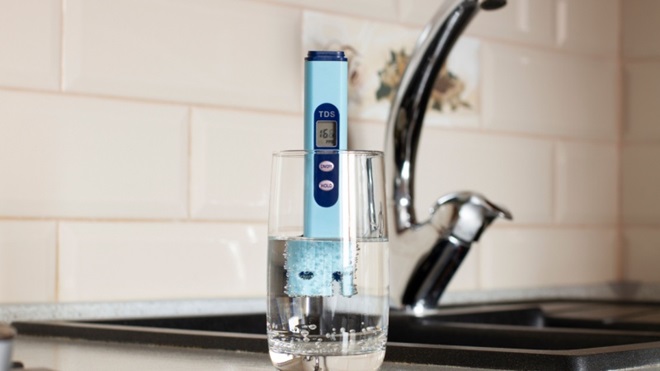 Bicchiere d'acqua del rubinetto con Tds