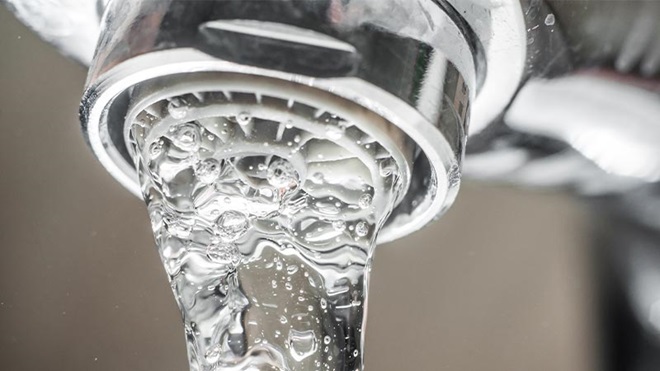 Close-up ribinetto con limitazione di flusso d’acqua 