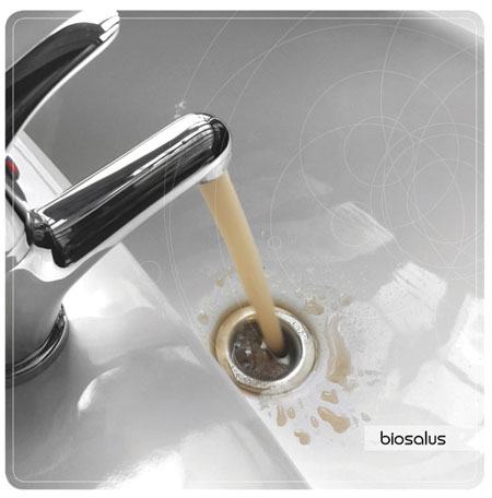 acqua sporca esce dal rubinetto