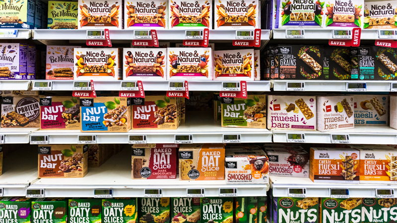 scaffale con barrette ai cereali