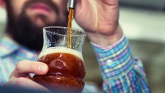 uomo che spilla una birra