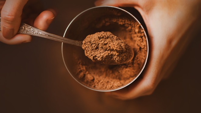 Caffè in polvere barattolo e cucchiaino