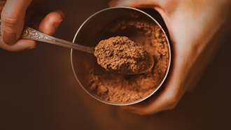 Caffè in polvere barattolo e cucchiaino