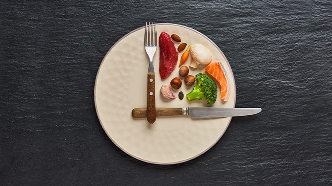 piatto con verdure e posate messe come le lancette dell'orologio