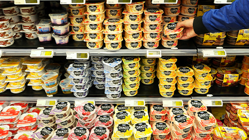 scaffale frigo con dessert