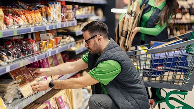 impiegato sistema prodotti su scaffali supermercato