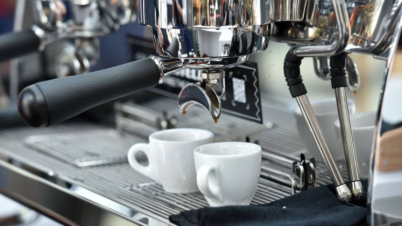 macchina per caffè espresso con due tazzine