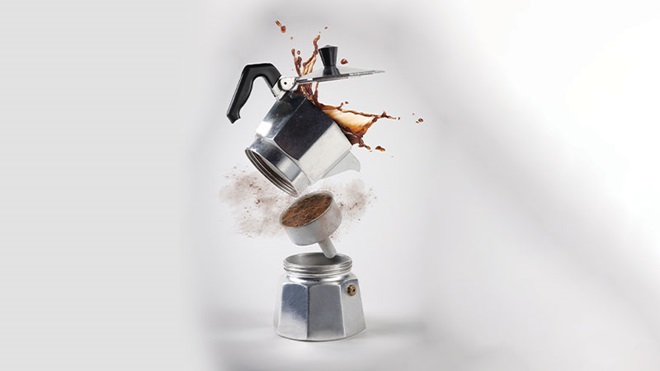 Moka aperta in tre con caffè che schizza