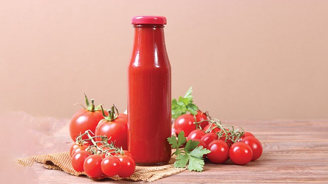 bottiglia di passata di pomodoro e pomodori