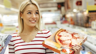 ragazza con in mano scatola di pizza