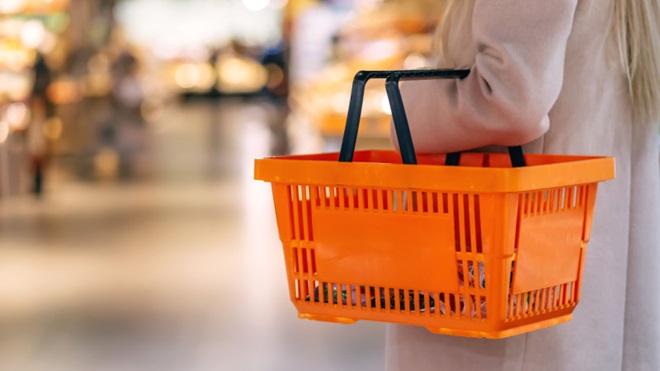 Supermercato donna con cestino