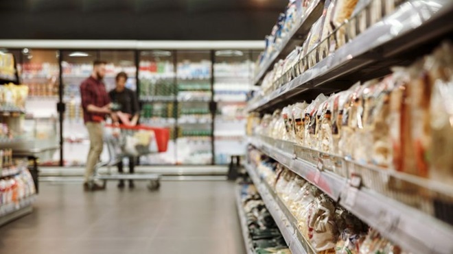 persone al supermercato