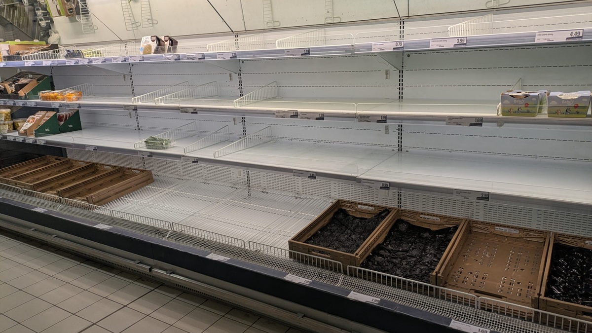 Scaffali vuoti nei supermercati a Barrafranca Enna