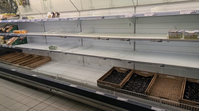 Scaffali vuoti nei supermercati a Barrafranca Enna