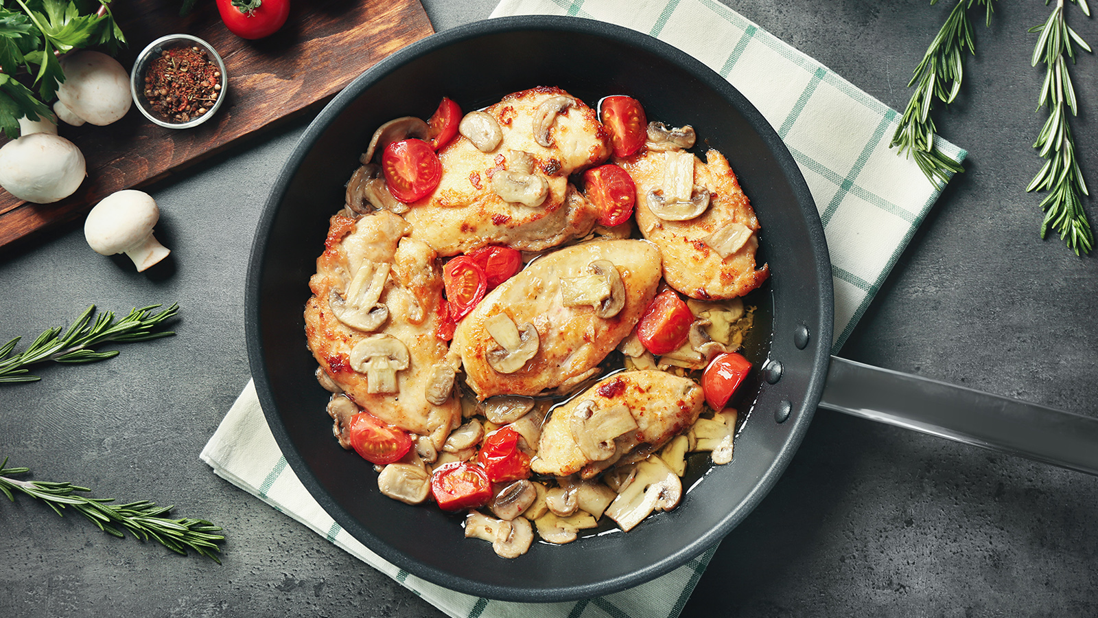 padella con petti di pollo