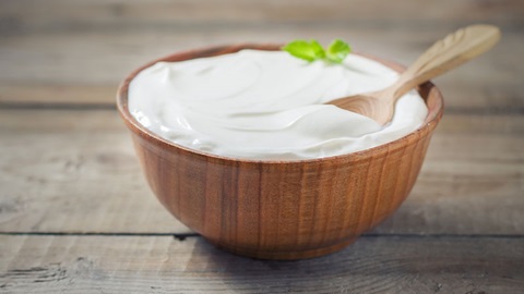 contenitori azzurri con yogurt