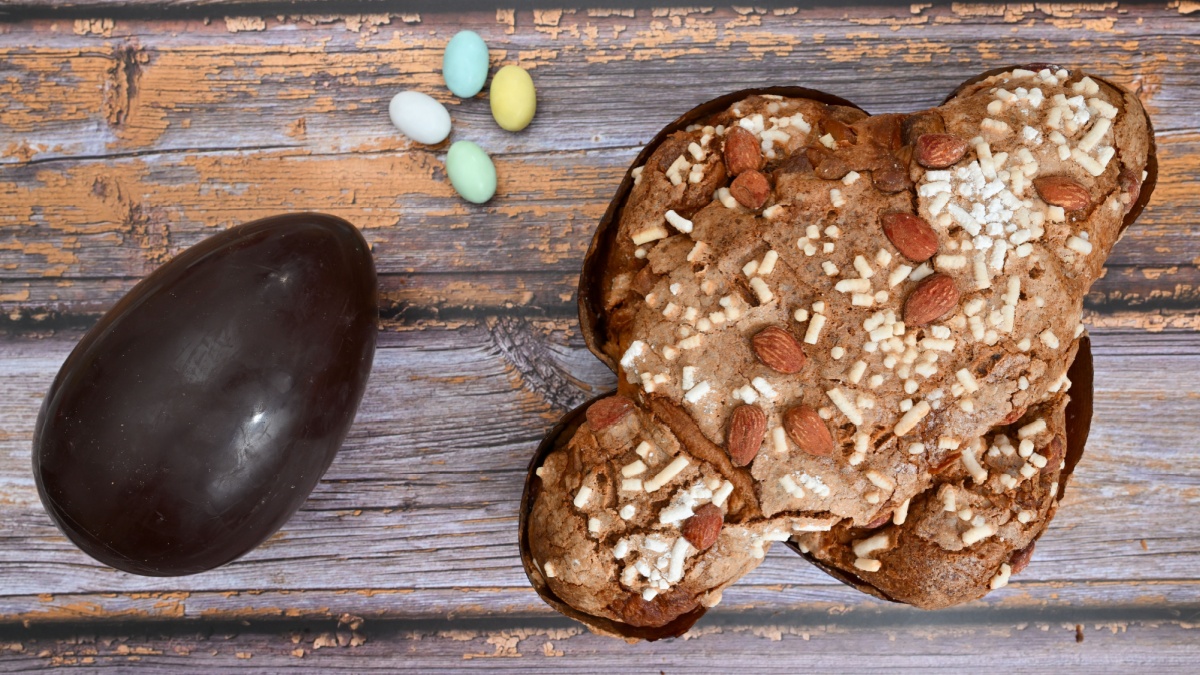 Uovo di cioccolato e colomba pasquale