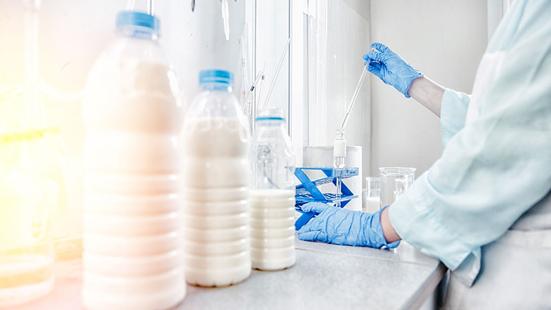 bottiglie con liquido bianco in un laboratorio