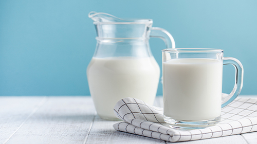 brocca e tazza con latte