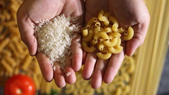 mani con sopra pasta e riso