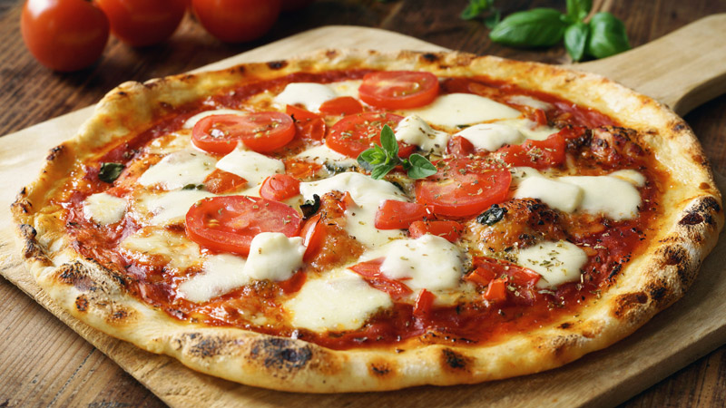 pizza marghetita su pala da forno