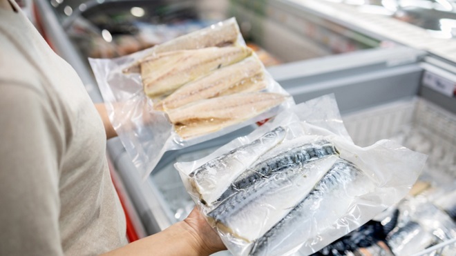 pesce surgelato al banco frigo del supermercato