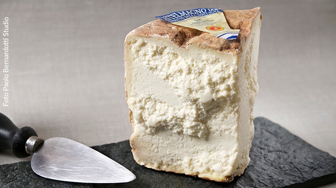 pezzo di formaggio e coltello per formaggi stagionati