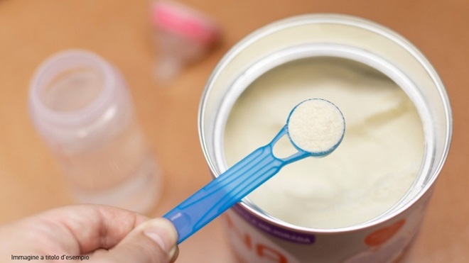 Latte per l'infanzia con dosatore e biberon