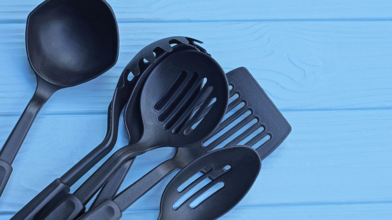 Utensili neri da cucina