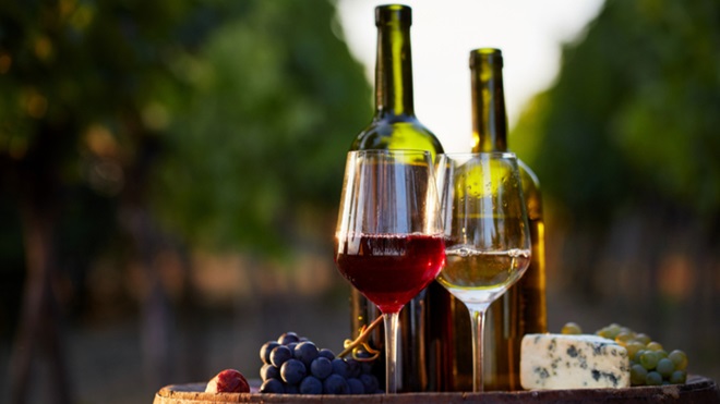 bottiglie e calici di vino