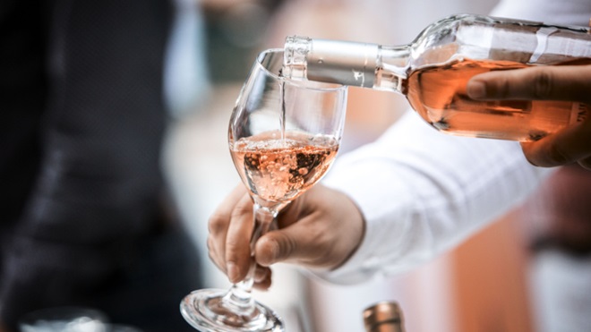 Vino rosato bottiglia e bicchiere
