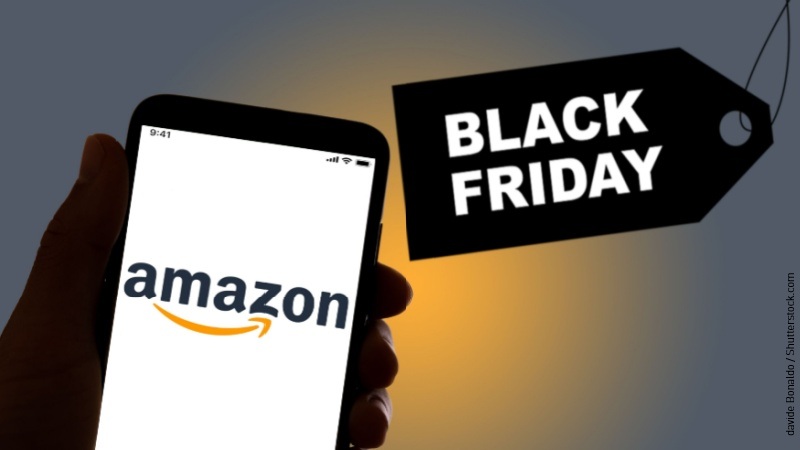 Smartphone con Amazon e cartello Black Friday