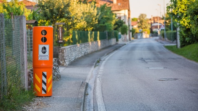 Autovelox in una strada di paese
