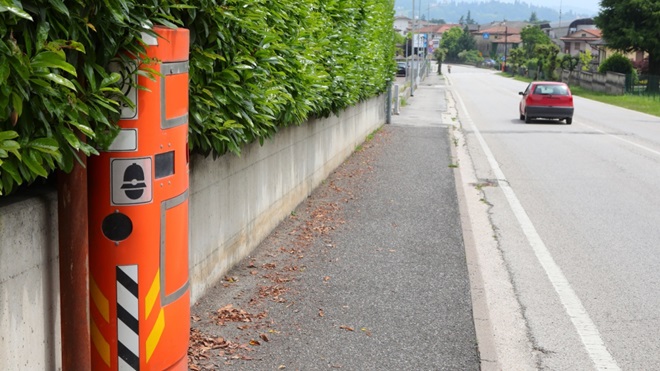 Autovelox in paese con auto che passa