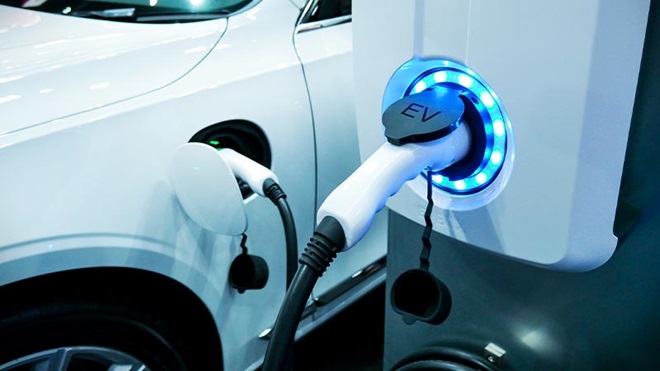 auto elettrica in ricarica