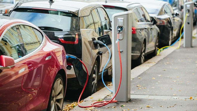 Auto elettriche in ricarica