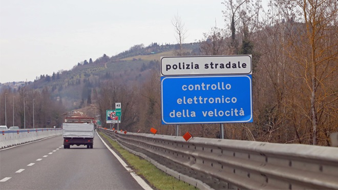 Pannello di avviso che indica il controllo della velocità da parte della polizia in autostrada