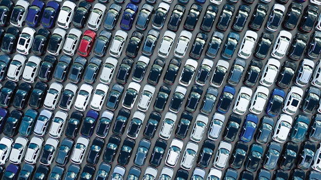 distesa di auto parcheggiate