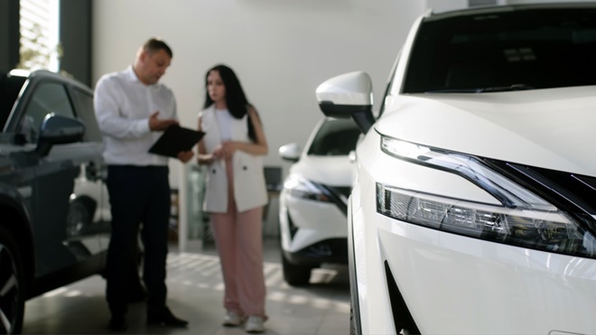 Cliente e venditore dal concessionario auto elettriche