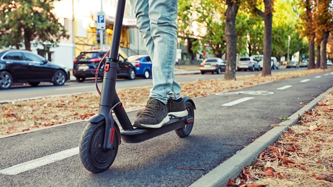 monopattino elettrico su pista ciclabile in città
