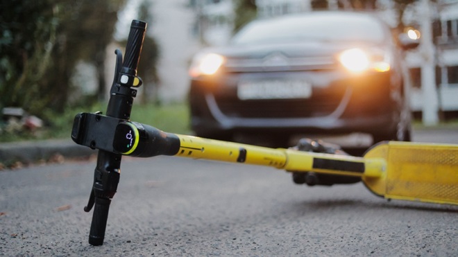Monopattino incidente con auto