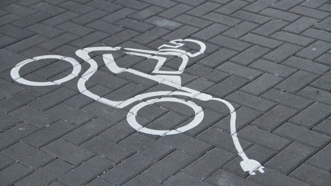 Simbolo della moto elettrica su una strada