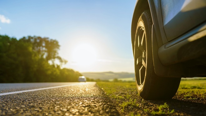 Gomma su strada in estate