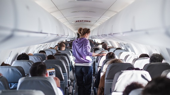 interno di aereo con passeggeri